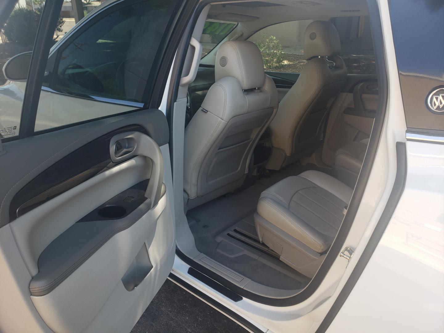 2017 WHITE /gray Buick Enclave (5GAKRBKD3HJ) with an 3.6L V6 DOHC 24V engine, 6-Speed Automatic transmission, located at 323 E Dunlap Ave., Phoenix, AZ, 85020, (602) 331-9000, 33.567677, -112.069000 - 2017 Buick Enclave,....... EXCELLENT condition, Ice Cold A/C, Clean Gray interior with Gray leather seats in near perfect condition, 3RD row seating, Rear AC, New brakes, Tune up, Touch screen Stereo/CD Player, Bluetooth, Phone sync, Backuup camera, Satellite compatible, Gorgeous tinted sunroof,This - Photo#10